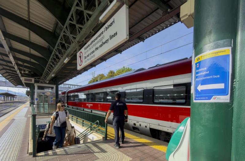 2026年7月罢工：火车、飞机、渡轮出行受影响。26日起佛罗伦萨铁路施工。罢工日期与保障运行时段一览