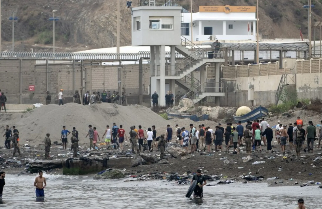 休达边境涌入 5 万名移民，已造成 57 人死亡。梅洛尼：“出于安全考量，暂停申根协定”