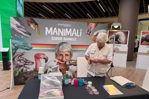 手工绘制的艺术作品，在撒丁岛登陆展览“MANIMALI”