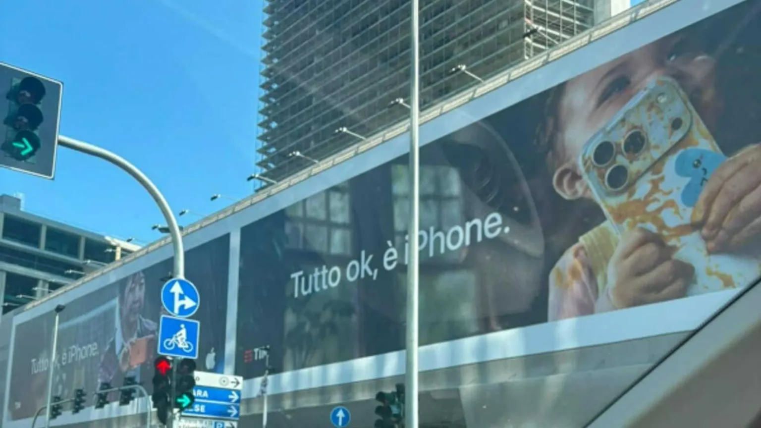 婴儿手握iPhone的广告是重大公关失误，原因如下