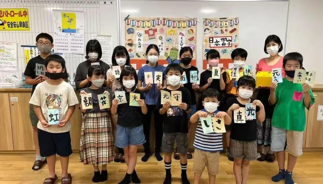 日本：儿童通过书法表演在大阪宣传抵制酒后驾驶