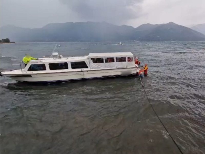 卢伊诺，马焦雷湖遭遇暴风雨：英国游客被困水上出租船，消防队员紧急救援