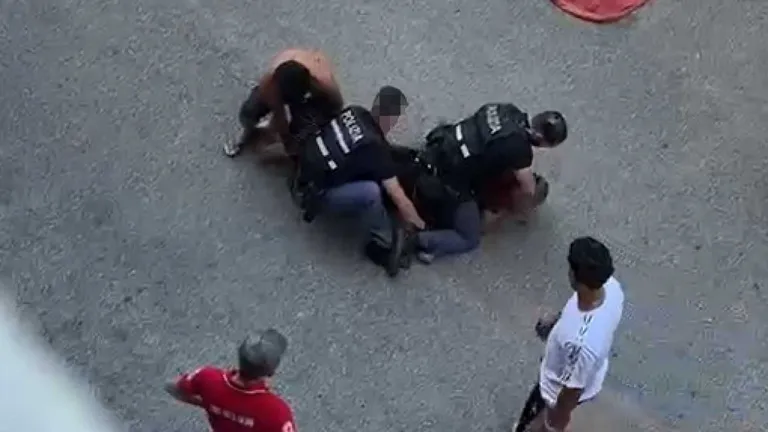戴着手铐离世的男子：政界与博洛尼亚市民各方回应，博洛尼亚究竟发生了什么